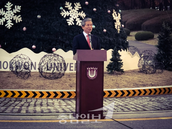 ▲목원대학교 권혁대 총장이 성탄목 점등사를 말하고 있다.