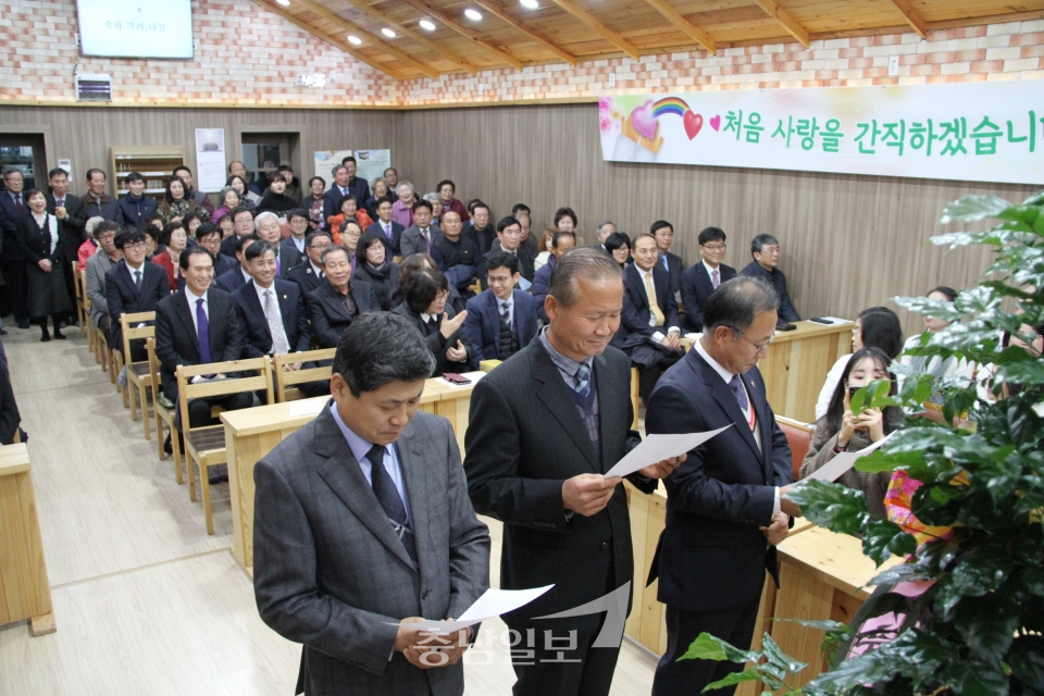 상월교회가 12월 1일(주일) 오후4시 장로취임감사예배를 열고 오석영 장로, 양승택 장로, 윤종섭 장로가 취임식을 가졌다.