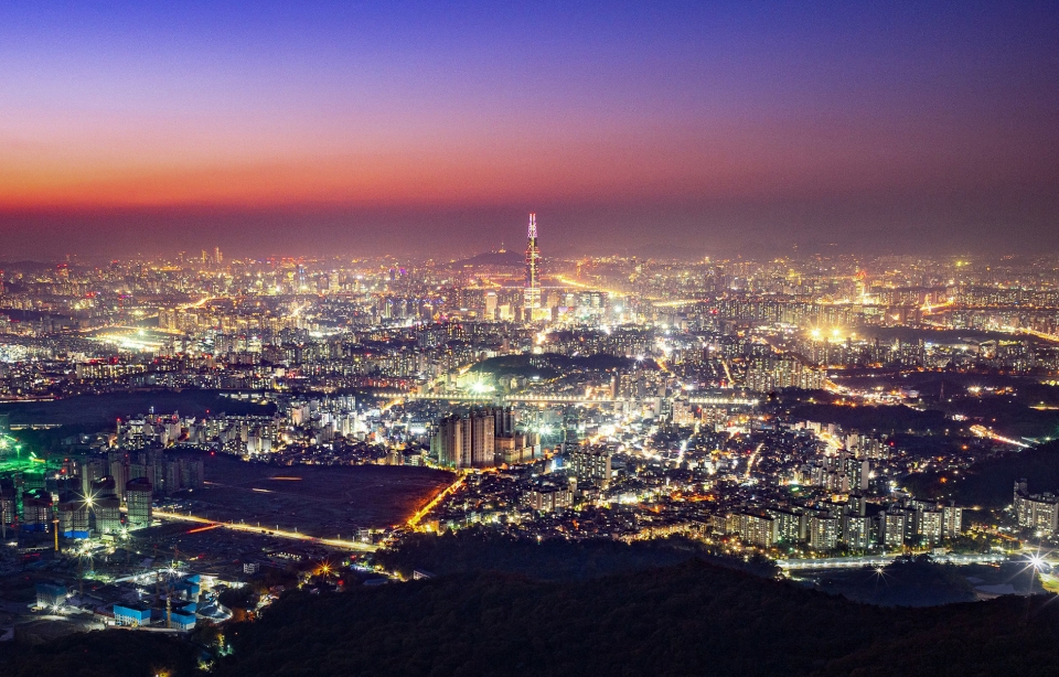 성남 누비길 검단산길- 서문 주변은 서울 야경을 즐길 수 있는 최고의 조망 포인트로도 손색이 없다.