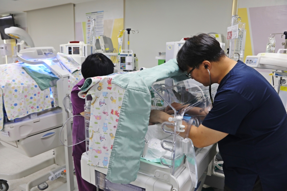 신생아집중치료지역센터 송준환 센터장(소아청소년과 교수) 진료 모습.
