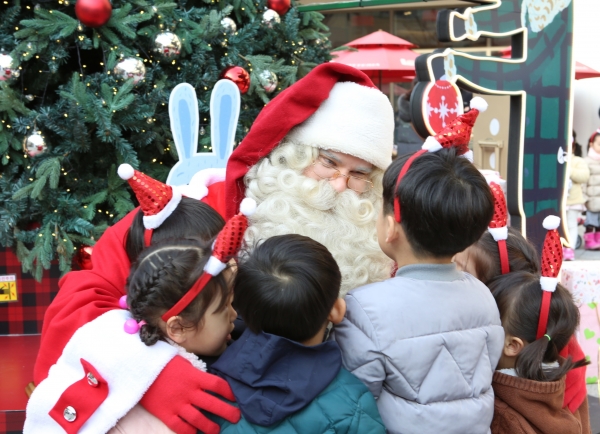 지난 15일 롯데아울렛 부여점 중앙광장에서 진행한‘산타와의 특별한 하루’는 방문 고객들과의 특별한 이벤트를 진행했다.