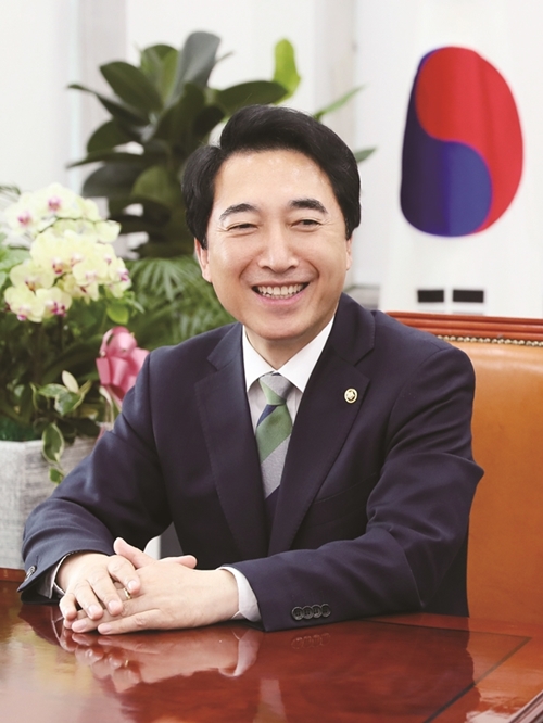 박수현 前 청와대 대변인이 오는 2020년 4월 15일 치러지는 제21대 국회의원 선거를 위해 공주선관위에 17일 등록을 마쳤다.