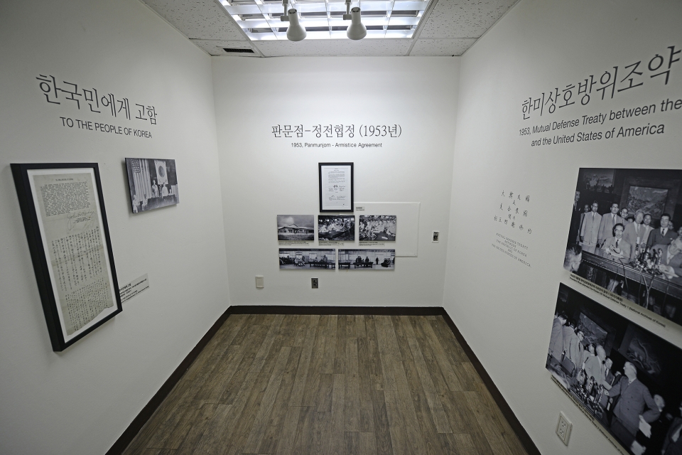 용산공원갤러리. 정전협정과 한미상화방위조약 당시 장면.(사진=정철훈 촬영)