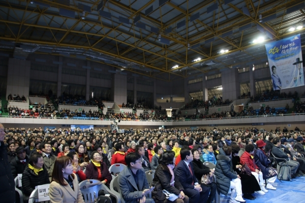 더불어민주당 박수현 예비후보의 출판기념회에 공주.부여.청양에서 주민 5천여 명이 참여해 성왕리 진행되고 있는 모습.