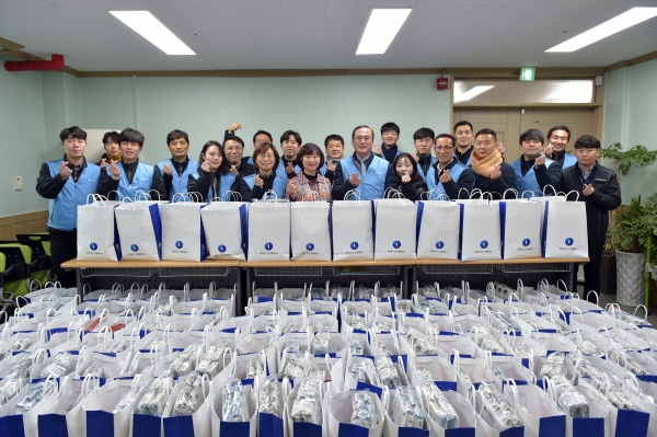 한국가스기술공사는 지난 23일 대전지역에 거주하는 어려운 이웃을 대상으로 설 명절을 맞아 노사합동 ‘사랑의 떡국 보따리 나눔’ 봉사활동을 실시했다.