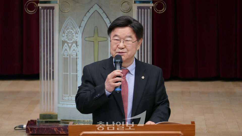대전 홀리클럽 신임회장 권석근 장로가 2020 사업계획을 말하고 있다.
