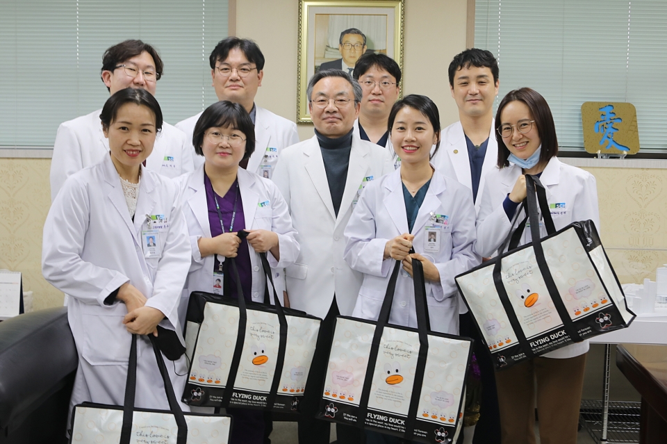 입학선물 증정에 대표로 참석한 8명의 교직원 부모들과 병원장.
