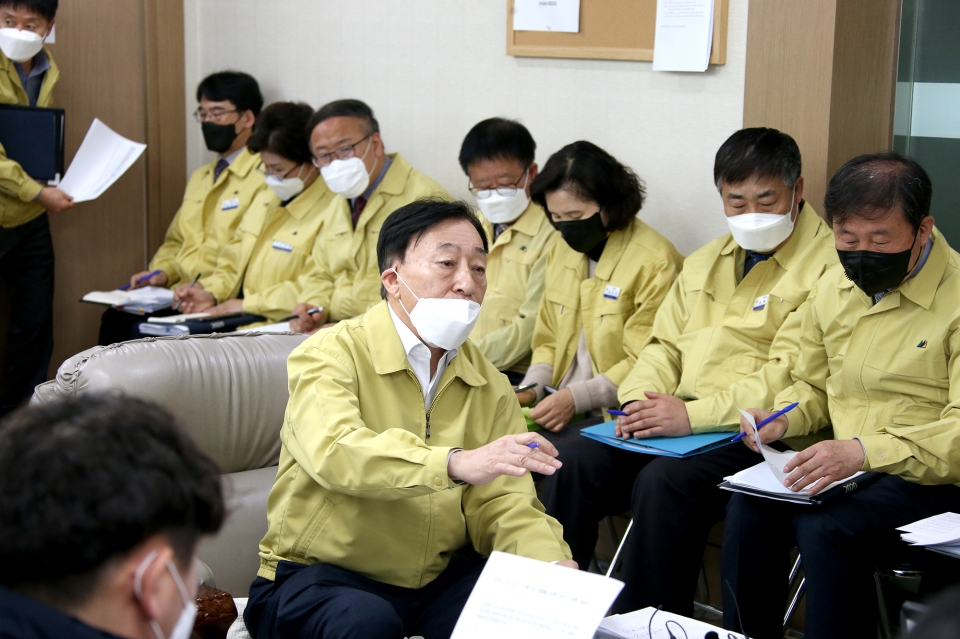 3일 대전시교육청 기자실에서 설동호 교육감이 기자회견을 열고 코로나19 심각 단계 장기화에 따른 후속 대책을 발표하고 있다.