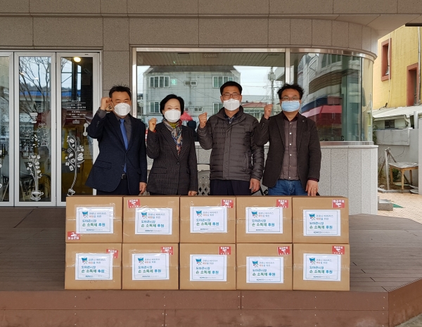 한국조폐공사는 코로나 바이러스(코로나19) 확산으로 어려움을 겪고 있는 시장 상인들을 격려하기 위해 17일 대전 서구 도마동의 도마큰시장에 손소독제 200개를 전달했다.