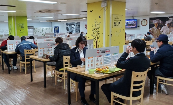 ‘사회적 거리두기’ 캠페인을 진행하고 있는 롯데백화점 대전점 직원식당.