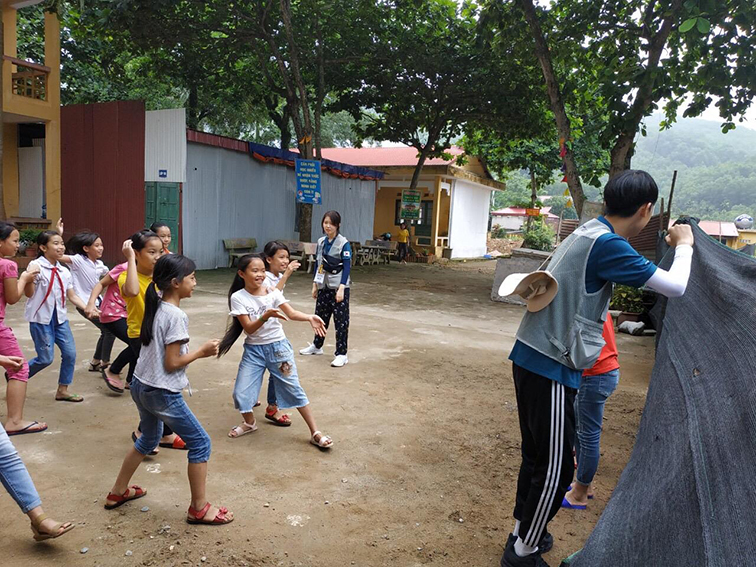 지난해 천안시태조산청소년수련관 해외봉사단 5기가 베트남 청소년들과 전통놀이 활동을 하고 있다. (사진제공=천안시)