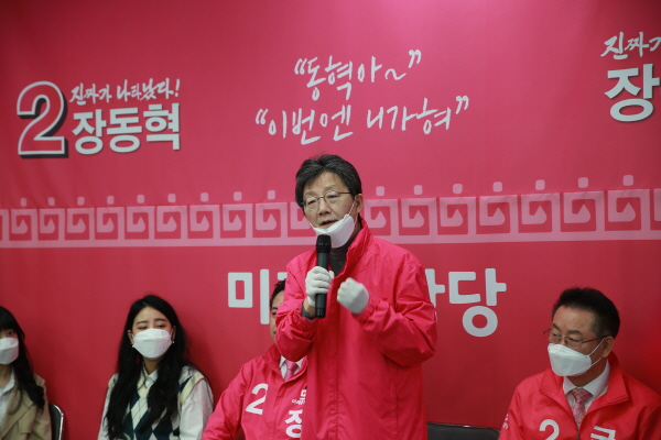 유승민 의원이 미래통합당 장동혁 유성구갑 후보 사무실을 찾아, 대전 시민들의 지지를 호소했다(사진= 김일환 기자)