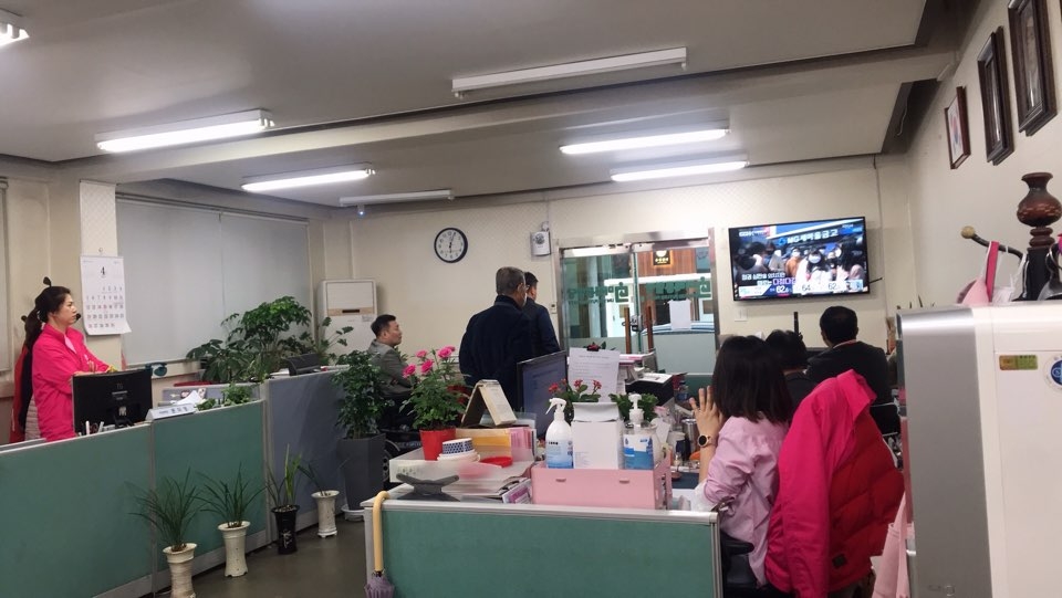미래통합당 대전시당 관계자들이 출구조사결과를 지켜보고 있다. (사진=충남일보)
