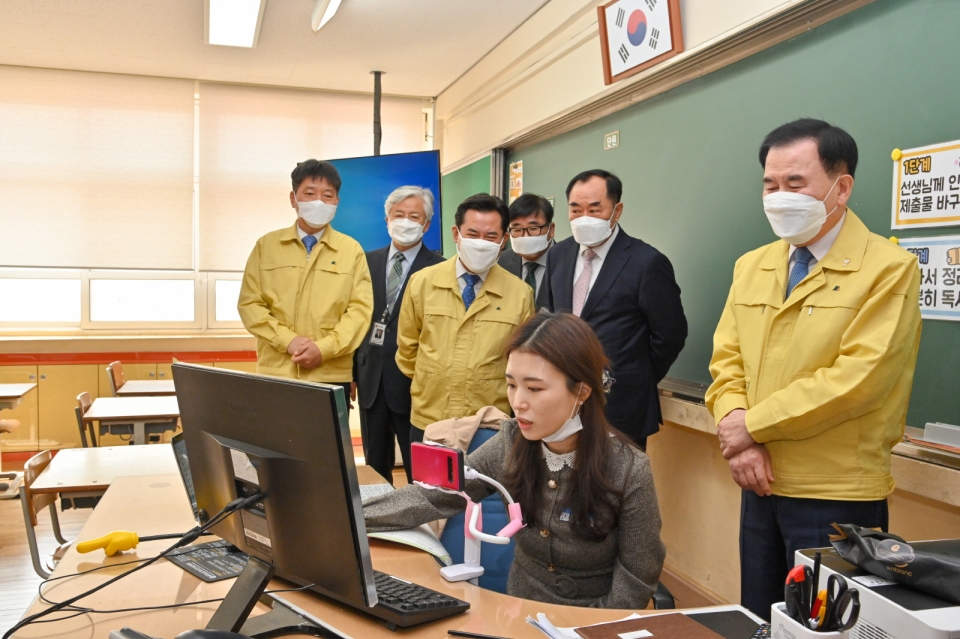 ▣ 관련사진 : 박정현 부여군수 온라인 수업 참관 장면