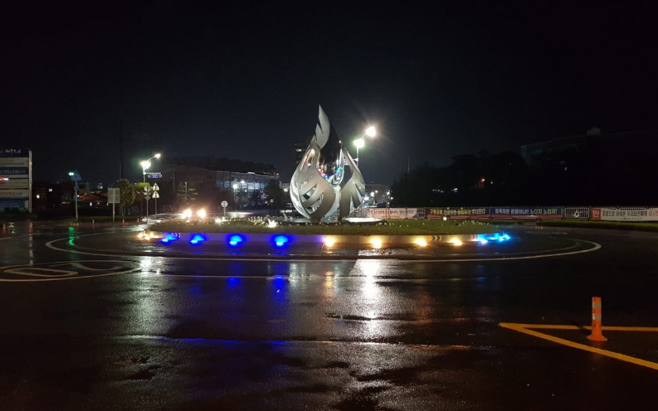청양군이 청사 앞 삼거리 회전교차로에 야간 교통사고 예방을 위한 안전 시선유도등을 설치했다.